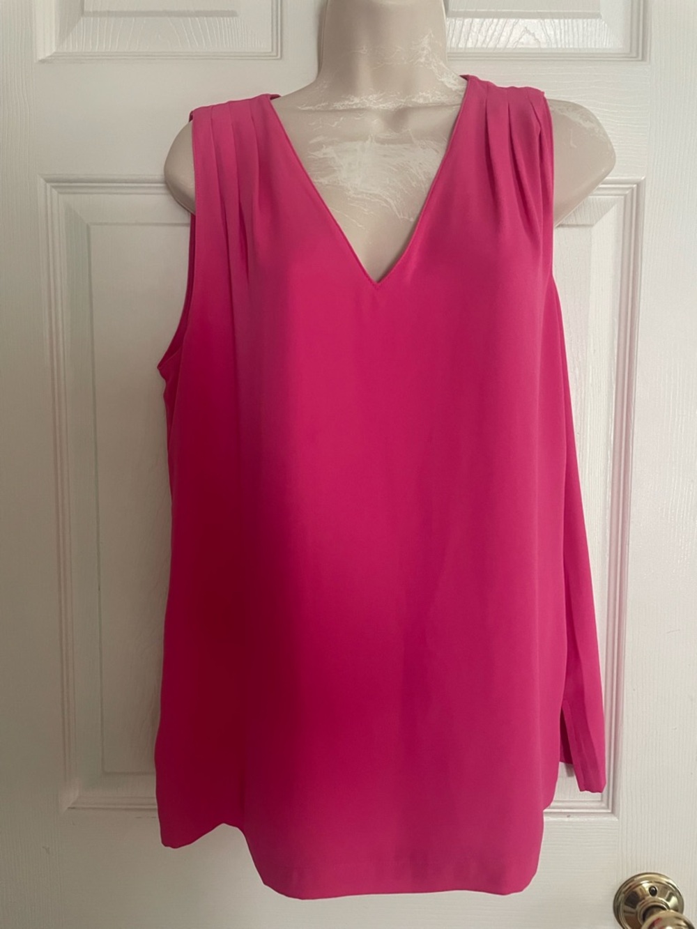 White House‎ Black Market Outlet Hot Pink V-Neck Sleeveless Camisole Top